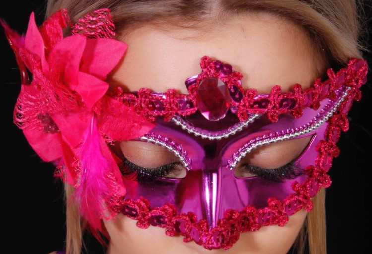 نقاب بالماسکه