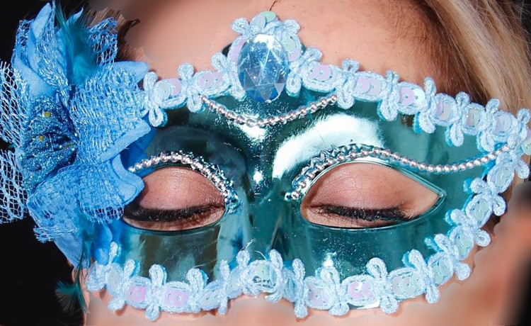 نقاب بالماسکه