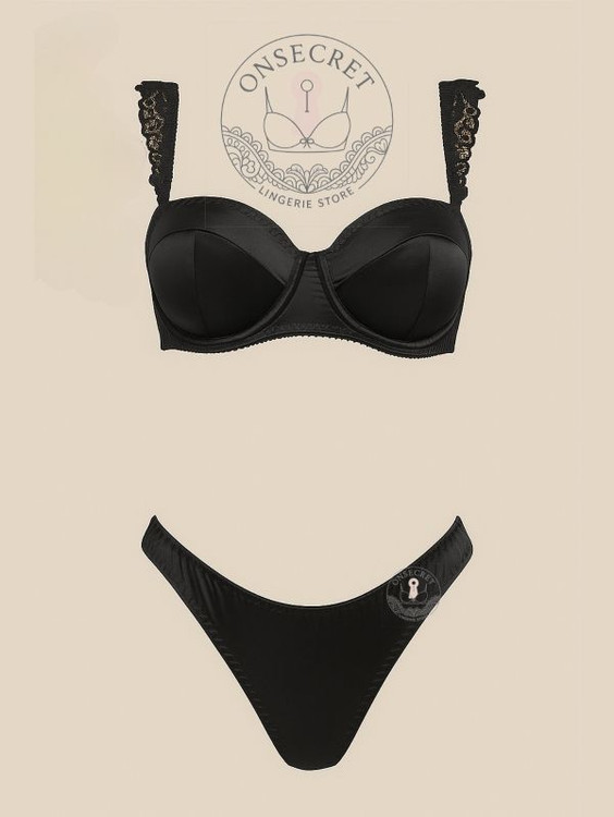 شورت و سوتین زنانه